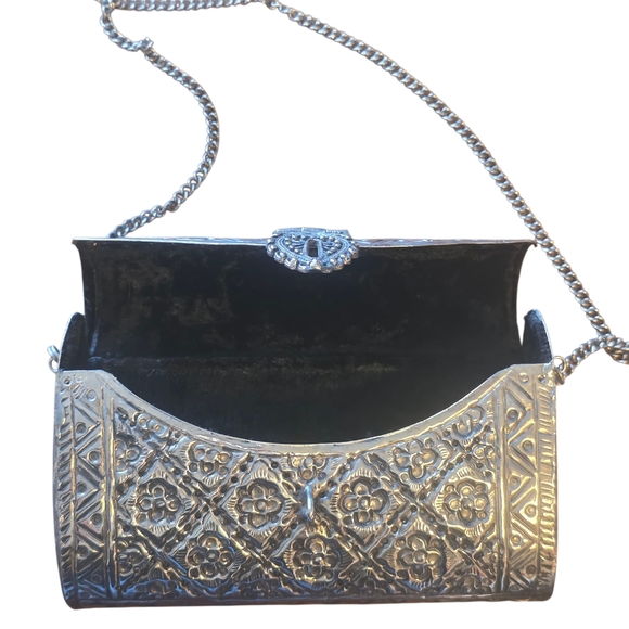 Vintage Silver Embossed Metal Clutch Bag with Chain Strap - Picture 3 of 5